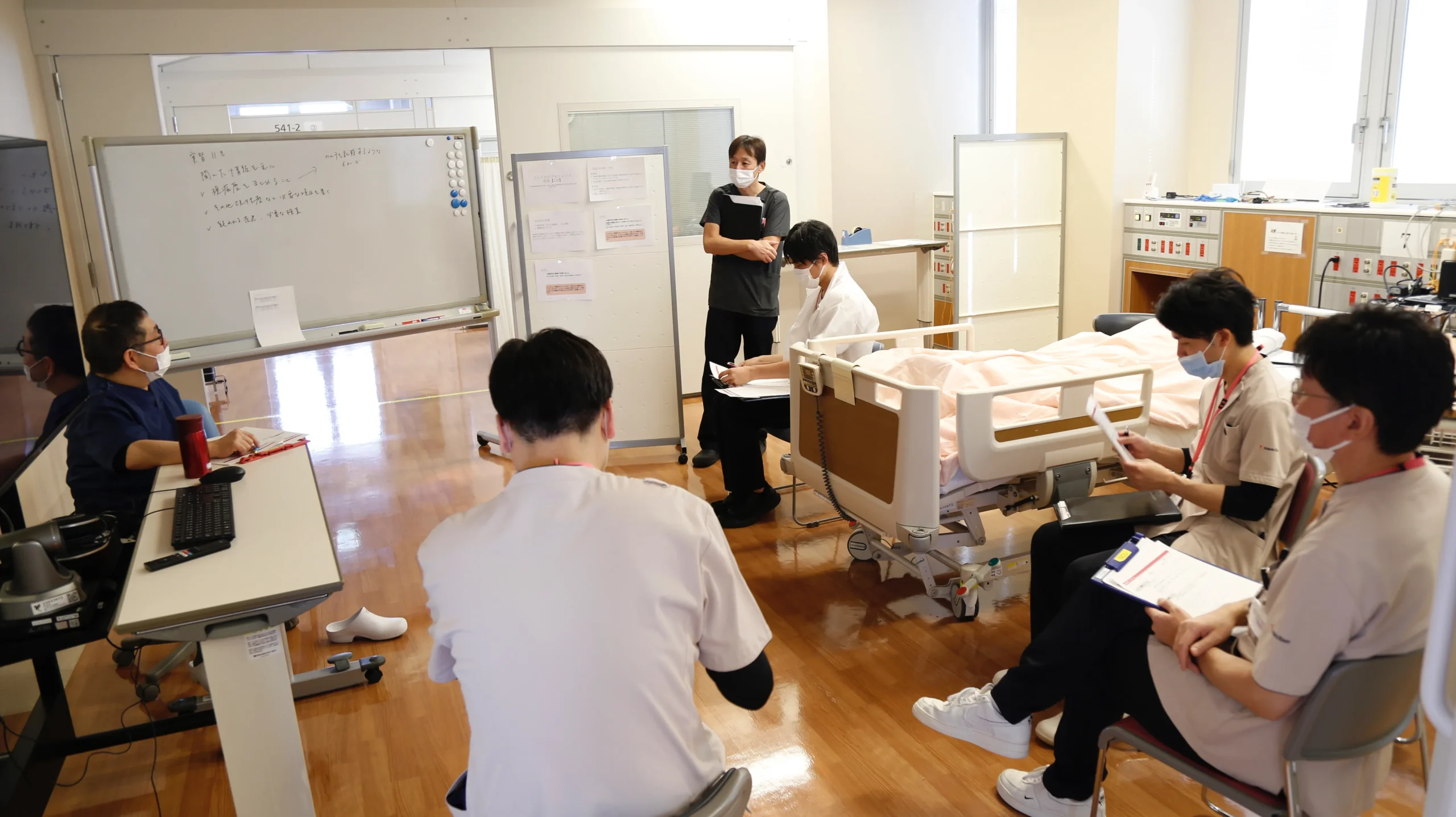 演習中の研修生をサポートしている様子